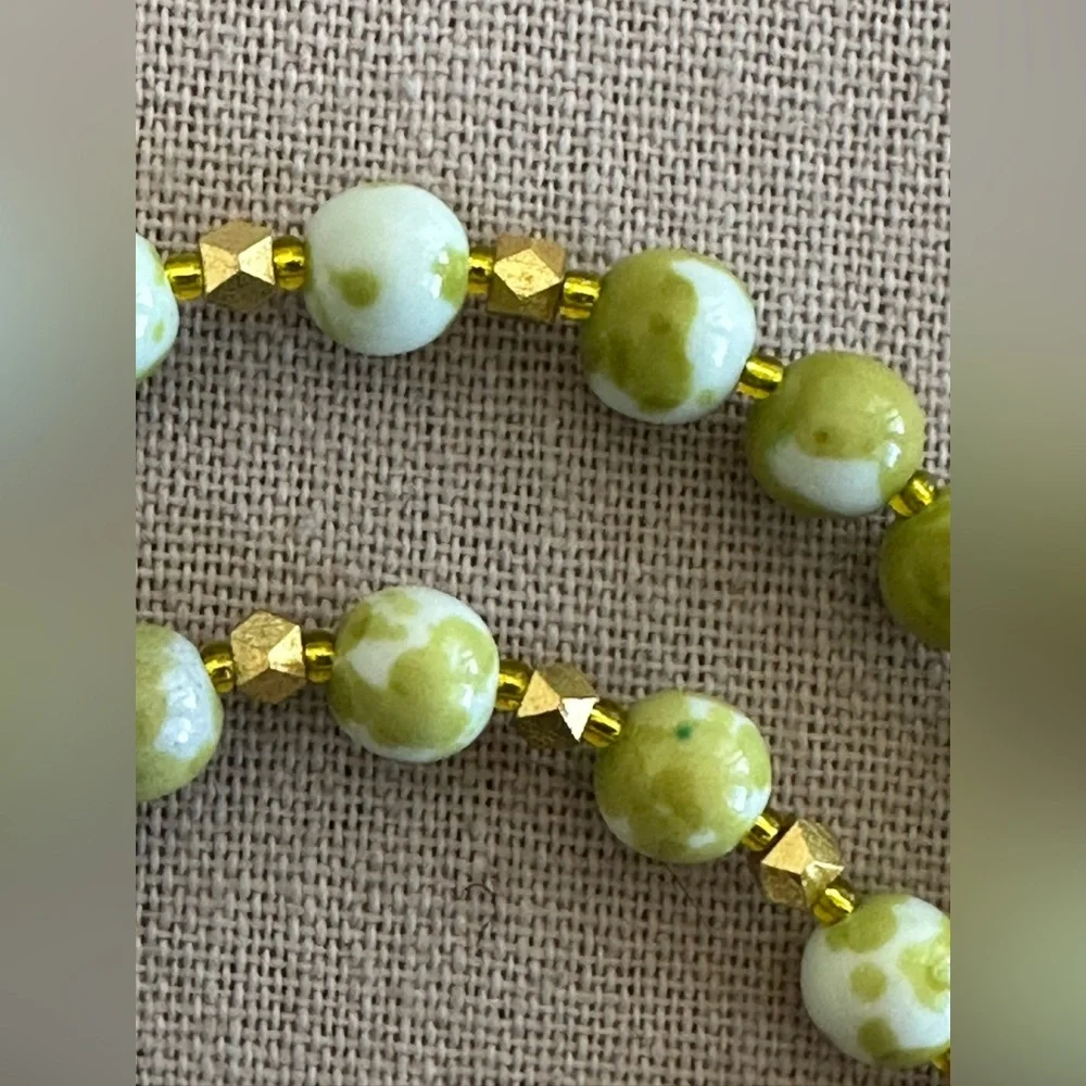 22-1/2 inch Elegant Green Beaded Necklace with Gold Accents - Picture 9 of 14